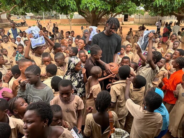 Togo: Samson Johnson donne le sourire aux élèves de l’EPP Adjougba Sourad
